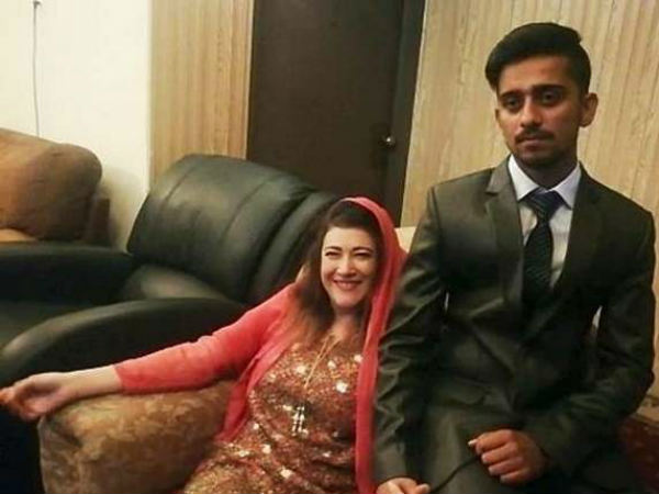 पति ने सिखाया नमाज पढ़ना