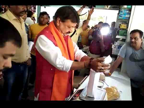 on the occasion of deepawali kailash vijayvargiya reaches to his shop in indore on the occasion of deepawali kailash vijayvargiya reaches to his shop in indore