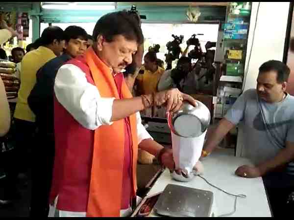 on the occasion of deepawali kailash vijayvargiya reaches to his shop in indore on the occasion of deepawali kailash vijayvargiya reaches to his shop in indore