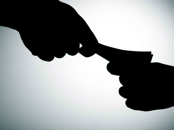 income tax officer arrested while taking one lakh rupees bribe income tax officer arrested while taking one lakh rupees bribe