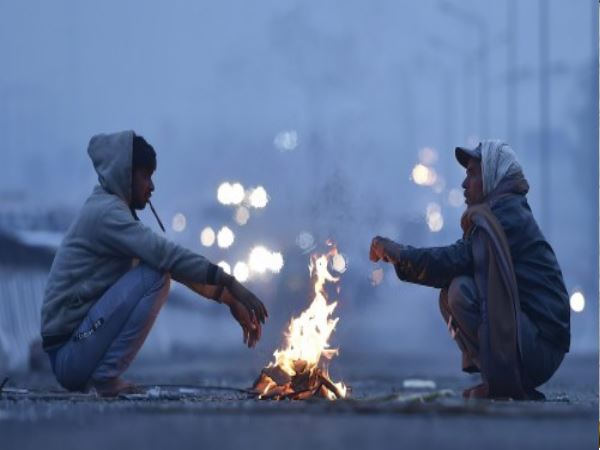 दिल्ली: ठंड में धुंध की चादर में लिपटी राजधानी, प्रदूषण में होगी वृद्धि दिल्ली: ठंड में धुंध की चादर में लिपटी राजधानी, प्रदूषण में होगी वृद्धि