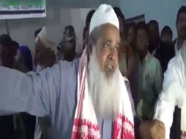 WATCH : AIUDF Chief Badruddin Ajmal in Hatsingimari, Assam threatens to smash head of journalist who asked him if hell ally with Congress or BJP in future. WATCH : AIUDF Chief Badruddin Ajmal in Hatsingimari, Assam threatens to smash head of journalist who asked him if hell ally with Congress or BJP in future.
