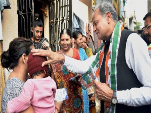 गाड़ी में रखकर चलते हैं पारले-जी बिस्किट, कड़क चाय के हैं शौकीन