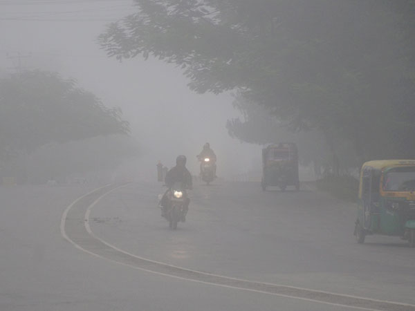कई ट्रेनें अपने निर्धारित वक्त से काफी देरी से चल रही हैं ..
