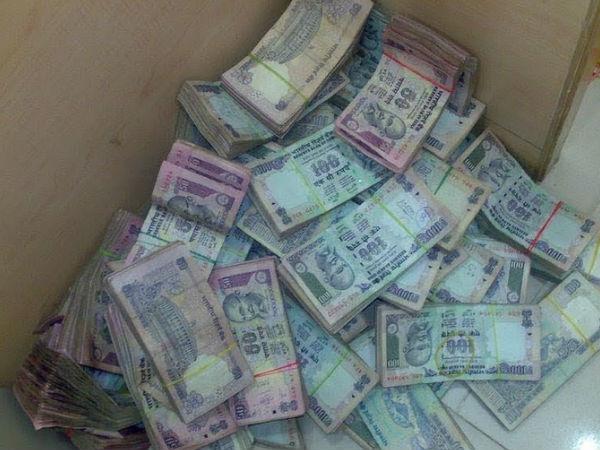 सफेद या पीले रंग का रूमाल साथ में रखें