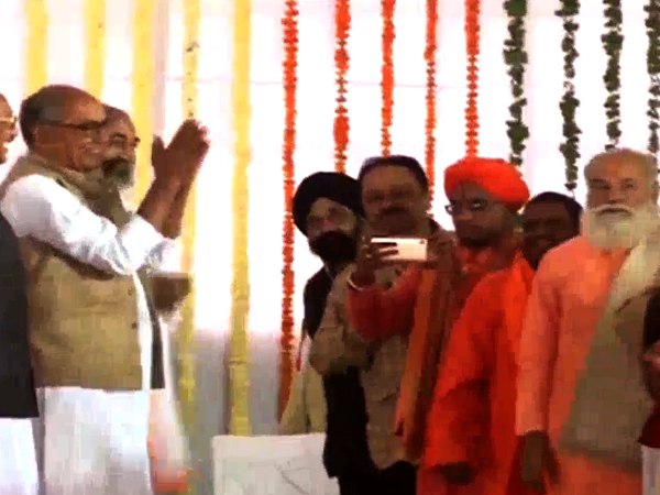 मंच पर दिखे कई दलों के नेता