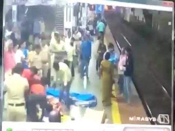 woman gave birth to a baby on the platform of dadar railway station in maharashtra woman gave birth to a baby on the platform of dadar railway station in maharashtra