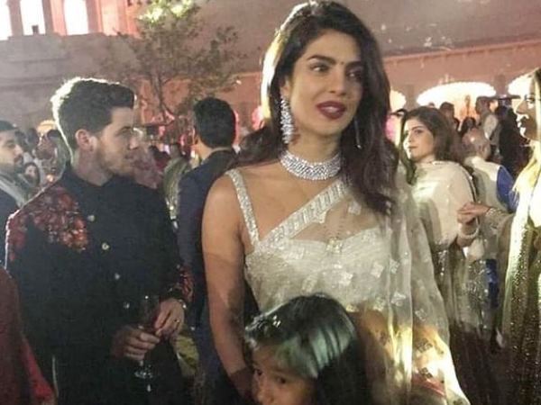 ईशा अंबानी के संगीत में 'देसी गर्ल' पर नाचीं प्रियंका