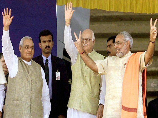 अटल ने कहा- मोदी इस्तीफे की पेशकश तो करते