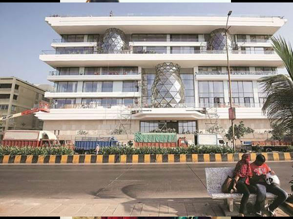 50000 स्कवायर फुट में फैला है आलिशान बंगला