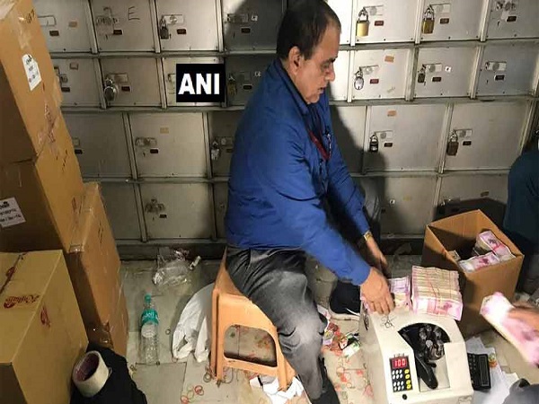 income tax raid at delhis chandni chowk shop, 25 crore seized income tax raid at delhis chandni chowk shop, 25 crore seized