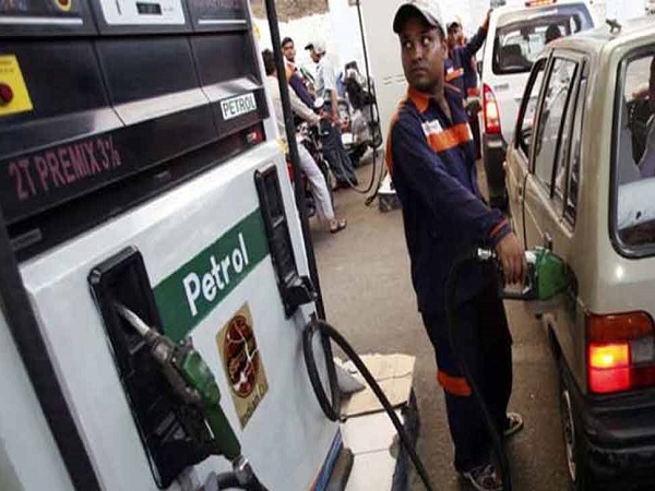 Petrol, diesel prices drop on New Year, Check today’s rates Petrol, diesel prices drop on New Year, Check today’s rates