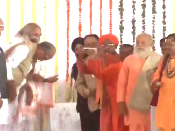 शपथ समारोह में दिग्विजय का खास अंदाज