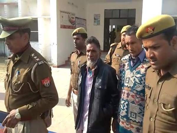 Two Nepalis arrested with skin of leopard in Shravasti Two Nepalis arrested with skin of leopard in Shravasti