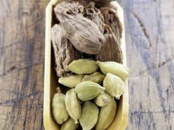 इलाचयी के कुछ दाने लेकर इसे पानी में अच्छे से उबालिए