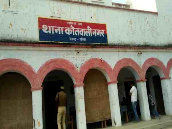 गोंडा पुलिस थाने में दबंगों ने की गुंडागर्दी, पीड़ित के साथ की मारपीट फिर की गोलीबारी, 2 घायल गोंडा पुलिस थाने में दबंगों ने की गुंडागर्दी, पीड़ित के साथ की मारपीट फिर की गोलीबारी, 2 घायल