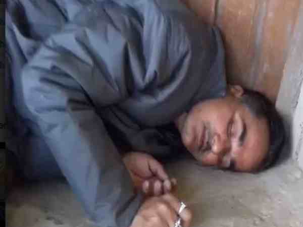 यूपी: नाले के किनारे नशे में टल्ली पड़ा लेखपाल, वीडियो हुआ वायरल यूपी: नाले के किनारे नशे में टल्ली पड़ा लेखपाल, वीडियो हुआ वायरल