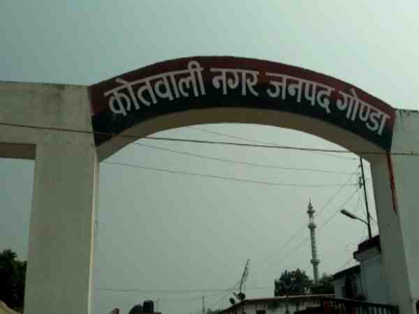 गोंडा पुलिस थाने में दबंगों ने की गुंडागर्दी, पीड़ित के साथ की मारपीट फिर की गोलीबारी, 2 घायल गोंडा पुलिस थाने में दबंगों ने की गुंडागर्दी, पीड़ित के साथ की मारपीट फिर की गोलीबारी, 2 घायल