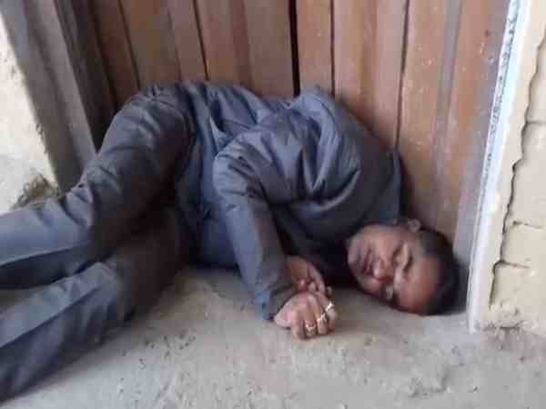 यूपी: नाले के किनारे नशे में टल्ली पड़ा लेखपाल, वीडियो हुआ वायरल यूपी: नाले के किनारे नशे में टल्ली पड़ा लेखपाल, वीडियो हुआ वायरल