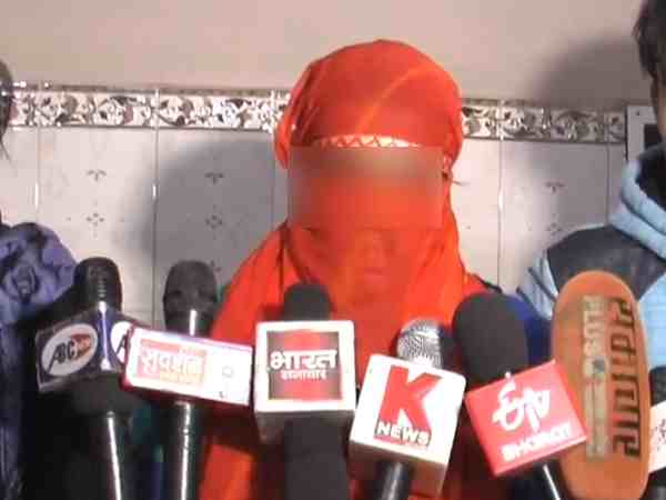 यूपी: महिला वॉशरूम में घुसे कॉलेज प्रबंधक, छात्रा बोली- करने लगे अश्लील हरकत यूपी: महिला वॉशरूम में घुसे कॉलेज प्रबंधक, छात्रा बोली- करने लगे अश्लील हरकत