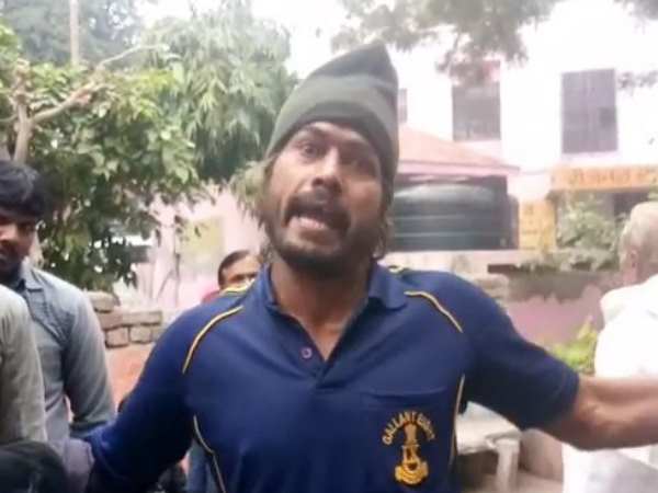 retired army man gave threat for self destruction after beaten by police in agra retired army man gave threat for self destruction after beaten by police in agra