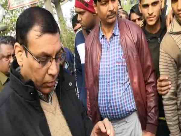 अलीगढ़: गौरक्षा वाहिनी की महिला कार्यकर्ता ने सीओ को धमकाया, तेरी बंदूक में जितनी गोलियां हैं, तेरे भेजे में भर दूंगी अलीगढ़: गौरक्षा वाहिनी की महिला कार्यकर्ता ने सीओ को धमकाया, तेरी बंदूक में जितनी गोलियां हैं, तेरे भेजे में भर दूंगी