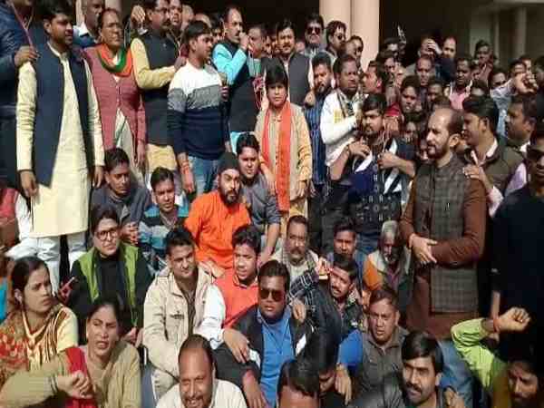 यूपी: जब भाजपा कार्यकर्ताओं ने ही लगा दिए नरेंद्र मोदी के खिलाफ नारे! देखिए वीडियो यूपी: जब भाजपा कार्यकर्ताओं ने ही लगा दिए नरेंद्र मोदी के खिलाफ नारे! देखिए वीडियो
