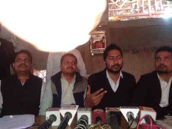 उन्नाव में राहुल गांधी के खिलाफ दायर याचिका को कोर्ट ने किया स्वीकार, 2 जनवरी को बढ़ सकती हैं मुश्किलें उन्नाव में राहुल गांधी के खिलाफ दायर याचिका को कोर्ट ने किया स्वीकार, 2 जनवरी को बढ़ सकती हैं मुश्किलें