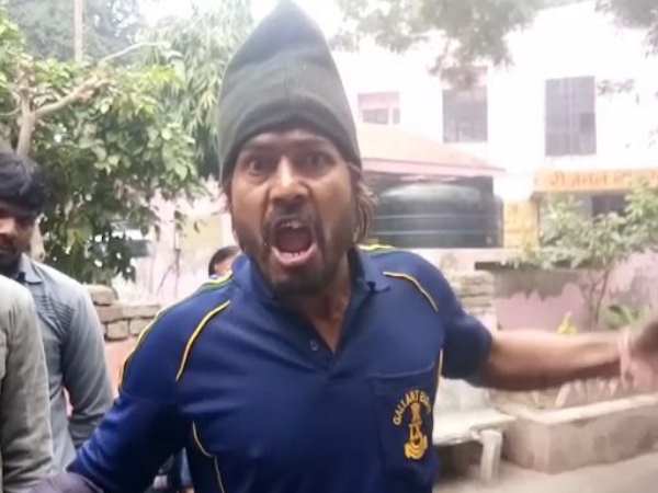 retired army man gave threat for self destruction after beaten by police in agra retired army man gave threat for self destruction after beaten by police in agra