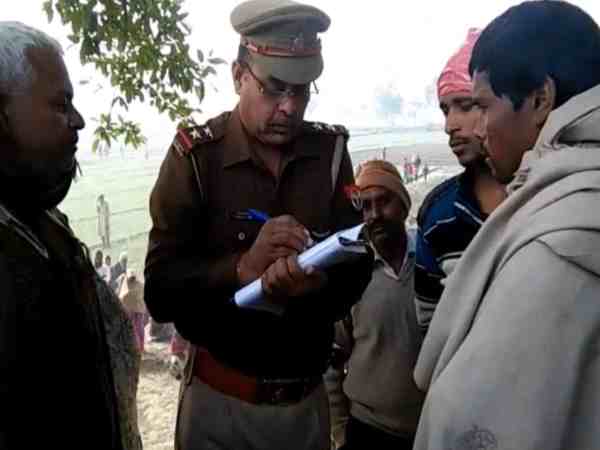 गांव के बाहर फंदे से झूलता मिला युवक का शव, सुसाइड नोट से आया चौंकाने वाला राज गांव के बाहर फंदे से झूलता मिला युवक का शव, सुसाइड नोट से आया चौंकाने वाला राज