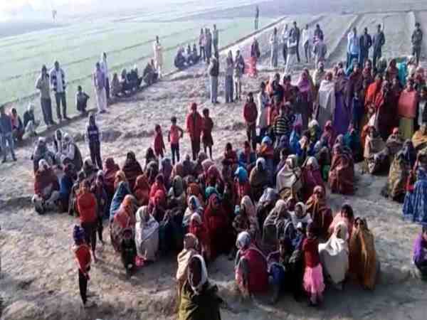 गांव के बाहर फंदे से झूलता मिला युवक का शव, सुसाइड नोट से आया चौंकाने वाला राज गांव के बाहर फंदे से झूलता मिला युवक का शव, सुसाइड नोट से आया चौंकाने वाला राज