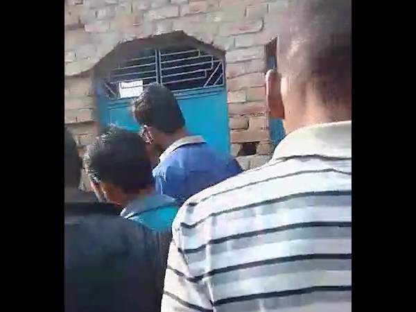 मूकदर्शक बनी रही भीड़