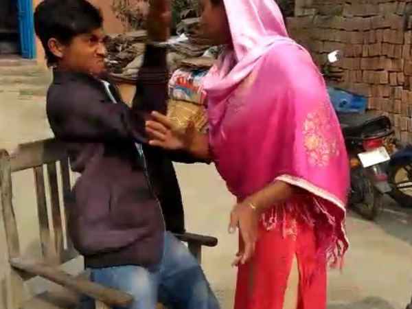 muzaffarpur: wife slapped husband in panchayat muzaffarpur: wife slapped husband in panchayat