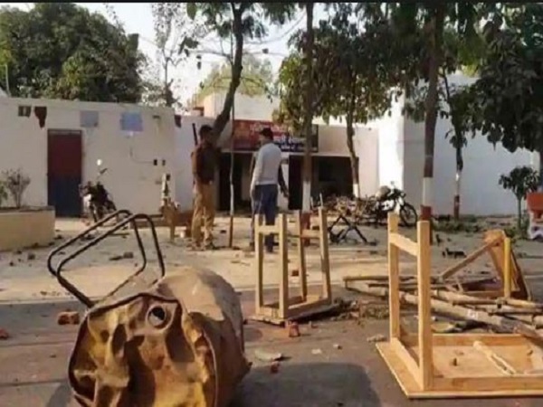 वायरल वीडियो में सुमित को पथराव करते देखा गया