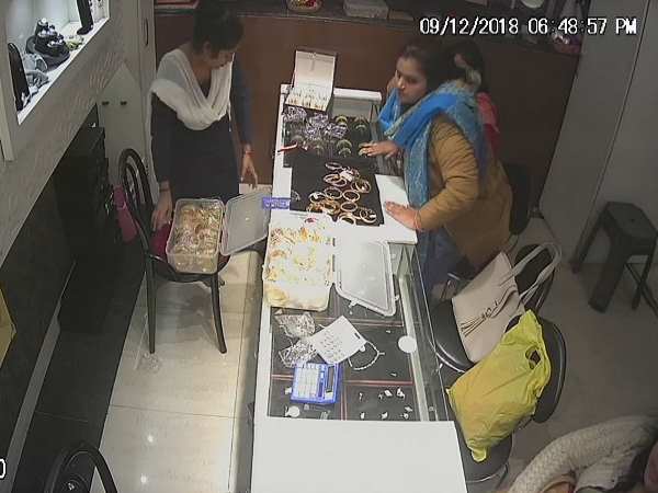 cctv viral of two woman who theft jewellery from shop in hardoi cctv viral of two woman who theft jewellery from shop in hardoi