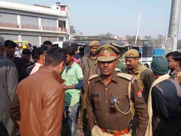 यूपी: पूजा करने जा रहे शख्स को कुत्ता भगाना पड़ा भारी, दबंग ने मारी गोली दो घायल यूपी: पूजा करने जा रहे शख्स को कुत्ता भगाना पड़ा भारी, दबंग ने मारी गोली दो घायल
