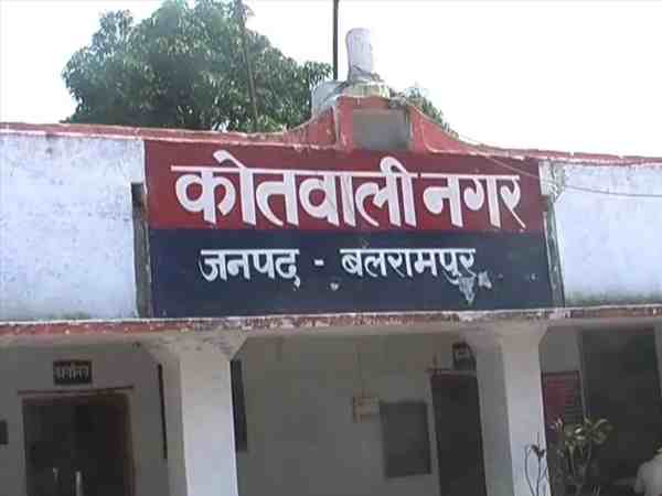 यूपी: पूजा करने जा रहे शख्स को कुत्ता भगाना पड़ा भारी, दबंग ने मारी गोली दो घायल यूपी: पूजा करने जा रहे शख्स को कुत्ता भगाना पड़ा भारी, दबंग ने मारी गोली दो घायल