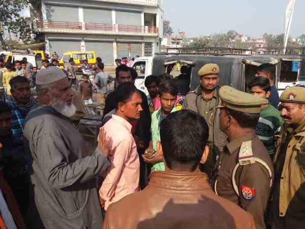 यूपी: पूजा करने जा रहे शख्स को कुत्ता भगाना पड़ा भारी, दबंग ने मारी गोली दो घायल यूपी: पूजा करने जा रहे शख्स को कुत्ता भगाना पड़ा भारी, दबंग ने मारी गोली दो घायल