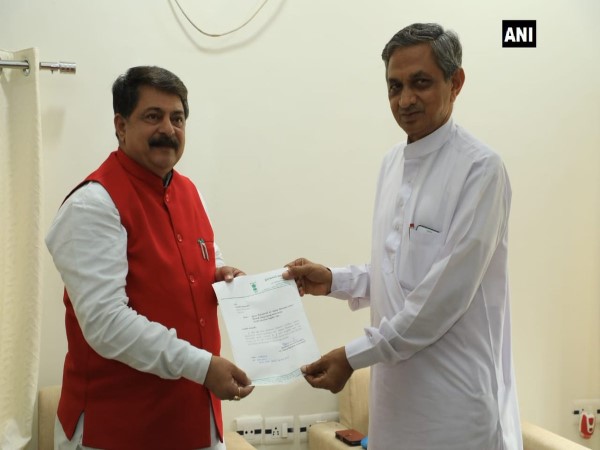 कांग्रेस छोड़ बीजेपी में आए बावलिया लड़ रहे हैं चुनाव