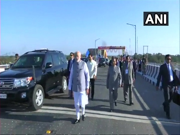 तीन लेन की सड़कों और दोहरे ब्रॉड गेज ट्रैक के साथ किया गया है निर्माण