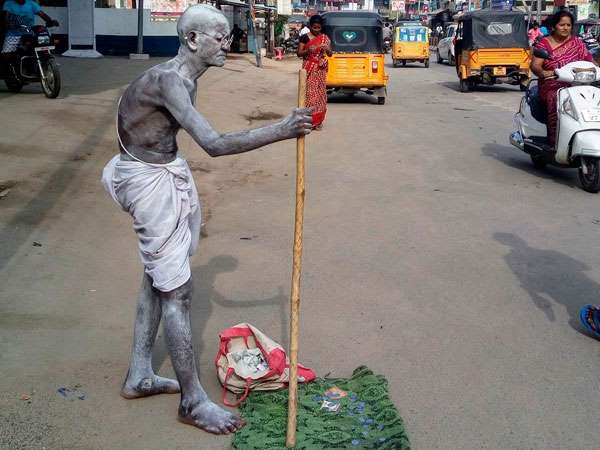 Elderly man, who gave up farm work and dressed up like Gandhi on roads to earn, knocked down by car Elderly man, who gave up farm work and dressed up like Gandhi on roads to earn, knocked down by car