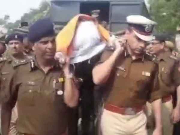 राजकीय सम्मान के साथ दी गई सलामी