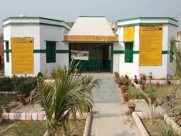 स्कूल की हालत थी बद्तर