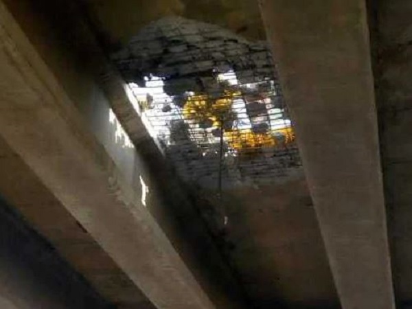 A four-feet wide hole appeared at Rampura flyover on nh 8 in Gurugram A four-feet wide hole appeared at Rampura flyover on nh 8 in Gurugram