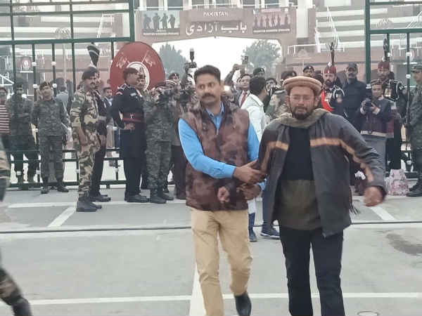 एक पेपर पर हामिद से कराए गए साइन