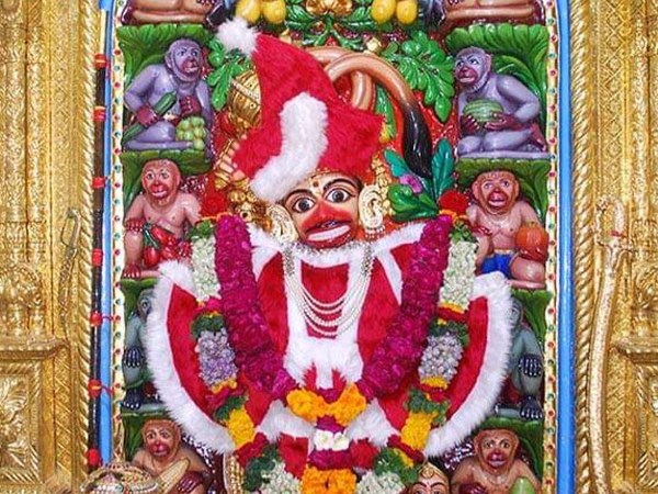 30 दिसंबर को मंदिर के पुजारी ने हनुमान जी को पहनाए थे ये कपड़े