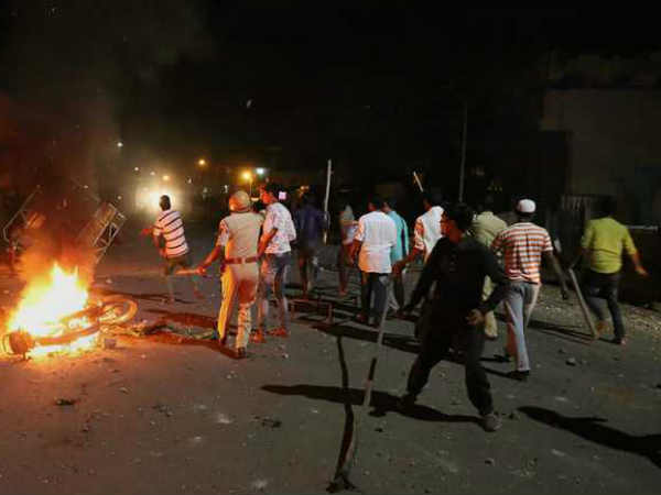 यूपी: हापुड़ में मामूली कहासुनी के बाद दो समुदायों में संघर्ष, जमकर हुआ पथराव, 4, जख्मी यूपी: हापुड़ में मामूली कहासुनी के बाद दो समुदायों में संघर्ष, जमकर हुआ पथराव, 4, जख्मी