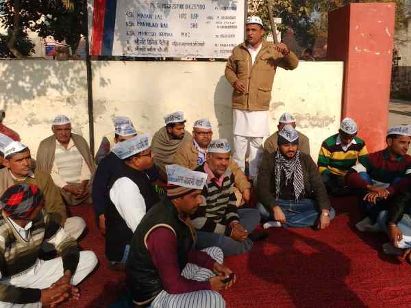 AAP workers in haryana detained for allegedly calling ML Khattar CM of Punjabis AAP workers in haryana detained for allegedly calling ML Khattar CM of Punjabis