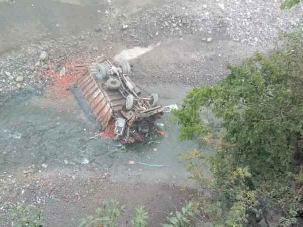 Two killed, one injured after a truck fell down in solan Two killed, one injured after a truck fell down in solan