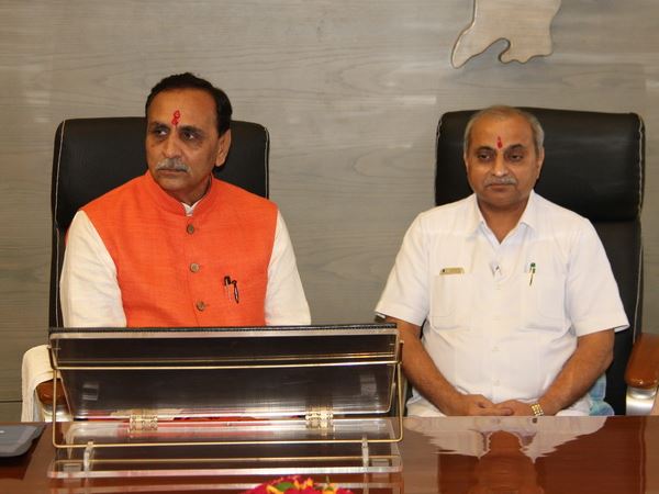 गांधीनगर। गुजरात सरकार ने राज्य के ग्राणीम इलाकों के बिजली बिल माफ करने का ऐलान किया है। गुजरात की भाजपा सरकार ने 650 करोड़ रुपए के बिजली के बिल माफ करने का ऐलान मंगलवार को किया है। इस फैसले के तहत करीब 6 लाख 22 हजार ग्राहकों के बिल माफ किए जाएंगे। ये बिल सिर्फ गांव में रहने वाले लोगों के माफ होंगे, शहरी इलाकों में रहने वालों को इसका फायदा नहीं होगा। गुजरात सरकार 6 लाख 22 हजार ग्राहकों के बिल तो माफ करेगी ही, साथ ही बिल नही भरने के चलते काटे गए कनेक्शन भी दोबारा शुरू किए जाएंगे। ग्रामीण इलाकों खासकर किसानों के हितों को ध्यान में रखते हुए ये फैसला गुजरात सरकार ने लिया है। हाल ही में मध्य प्रदेश, राजस्थान और छत्तीसगढ़ में कांग्रेस ने किसानों की कर्जामाफी का वादा किया था। वहीं चुनाव जीतने के बाद मध्य प्रदेश में मुख्यमंत्री कमलनाथ और छत्तीसगढ़ में भूपेश बघेल ने मुख्यमंत्री पद संभालने के कुछ घंटों के भीतर किसानों का कर्जा माफ कर दिया। कांग्रेस के इस फैसले के बाद खुद को किसानों के हितों का ध्यान रखे वाली और भाजपा को किसान विरोधी कह रही है। ऐसे में माना जा रहा है कि 2019 के चुनाव को देखते हुए भाजपा पर भी किसानों और कमजोर तबकों के हक में कदम उठाने के लिए दबाव है। गुजरात सरकार के कदम को इसी तरह से देखा जा रहा है, हालांकि ये रकम किसान कर्जमाफी के जितनी बड़ी नहीं है। इसमें सिर्फ ग्रामीण इलाकों के बिजली बिल ही शामिल हैं। गांधीनगर। गुजरात सरकार ने राज्य के ग्राणीम इलाकों के बिजली बिल माफ करने का ऐलान किया है। गुजरात की भाजपा सरकार ने 650 करोड़ रुपए के बिजली के बिल माफ करने का ऐलान मंगलवार को किया है। इस फैसले के तहत करीब 6 लाख 22 हजार ग्राहकों के बिल माफ किए जाएंगे। ये बिल सिर्फ गांव में रहने वाले लोगों के माफ होंगे, शहरी इलाकों में रहने वालों को इसका फायदा नहीं होगा। गुजरात सरकार 6 लाख 22 हजार ग्राहकों के बिल तो माफ करेगी ही, साथ ही बिल नही भरने के चलते काटे गए कनेक्शन भी दोबारा शुरू किए जाएंगे। ग्रामीण इलाकों खासकर किसानों के हितों को ध्यान में रखते हुए ये फैसला गुजरात सरकार ने लिया है। हाल ही में मध्य प्रदेश, राजस्थान और छत्तीसगढ़ में कांग्रेस ने किसानों की कर्जामाफी का वादा किया था। वहीं चुनाव जीतने के बाद मध्य प्रदेश में मुख्यमंत्री कमलनाथ और छत्तीसगढ़ में भूपेश बघेल ने मुख्यमंत्री पद संभालने के कुछ घंटों के भीतर किसानों का कर्जा माफ कर दिया। कांग्रेस के इस फैसले के बाद खुद को किसानों के हितों का ध्यान रखे वाली और भाजपा को किसान विरोधी कह रही है। ऐसे में माना जा रहा है कि 2019 के चुनाव को देखते हुए भाजपा पर भी किसानों और कमजोर तबकों के हक में कदम उठाने के लिए दबाव है। गुजरात सरकार के कदम को इसी तरह से देखा जा रहा है, हालांकि ये रकम किसान कर्जमाफी के जितनी बड़ी नहीं है। इसमें सिर्फ ग्रामीण इलाकों के बिजली बिल ही शामिल हैं।
